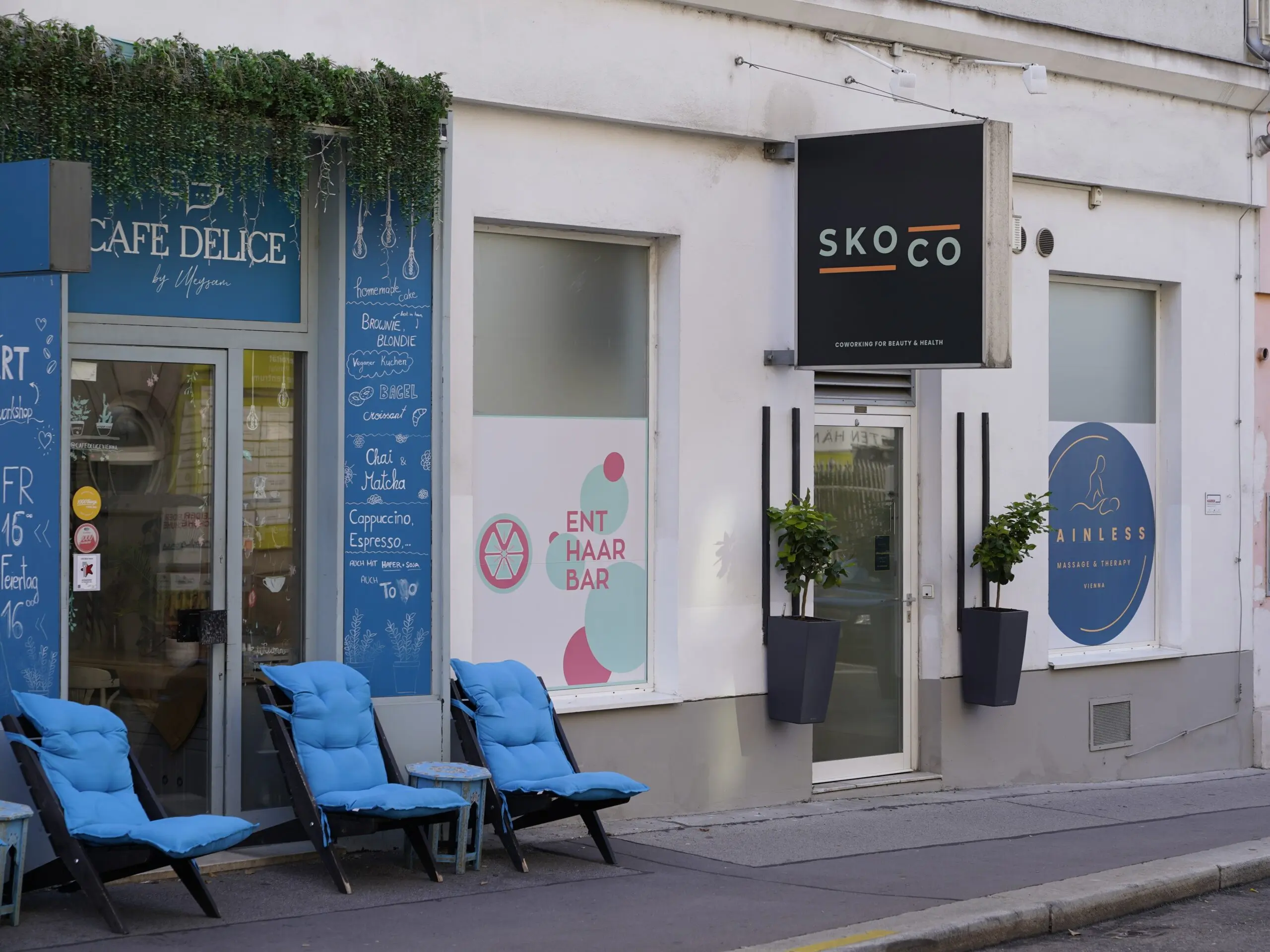 Eingang von Massagepraxis Painless und EntHaarBar in der Skodagasse 23